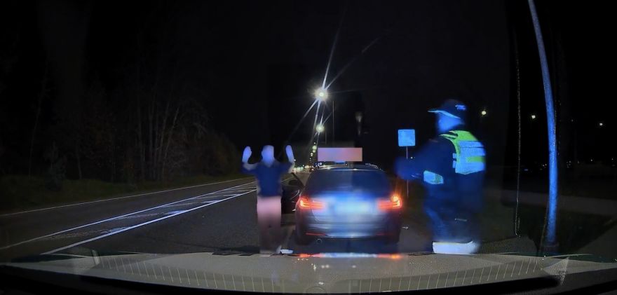 "Jūs par mani ņirgājaties?" Pēc bēgšanas Ķekavā aizturētais šoferis šokē policistus ar savu reakciju