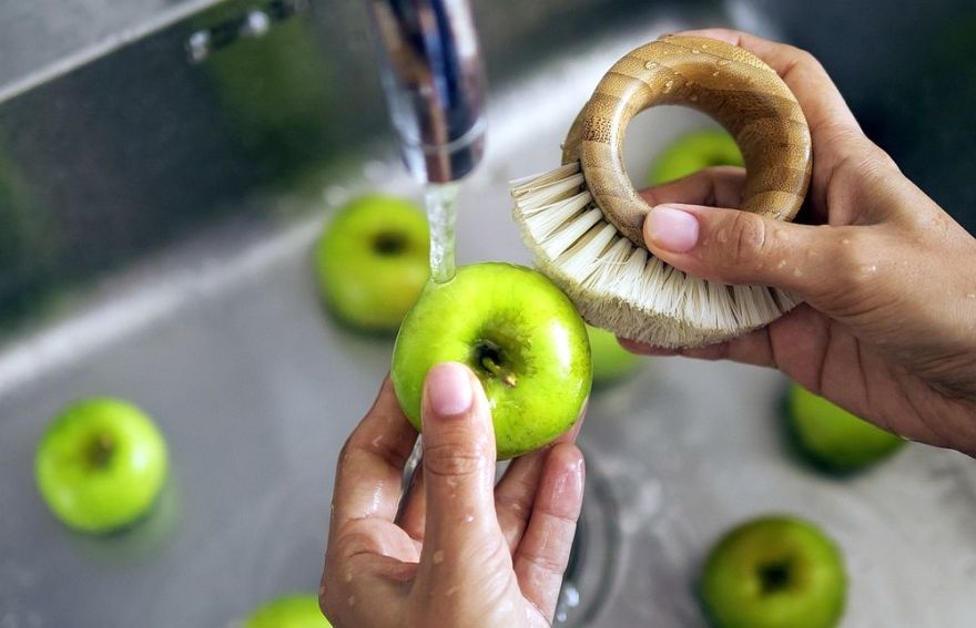 Kā atbrīvoties no pesticīdu atliekām uz augļiem un dārzeņiem