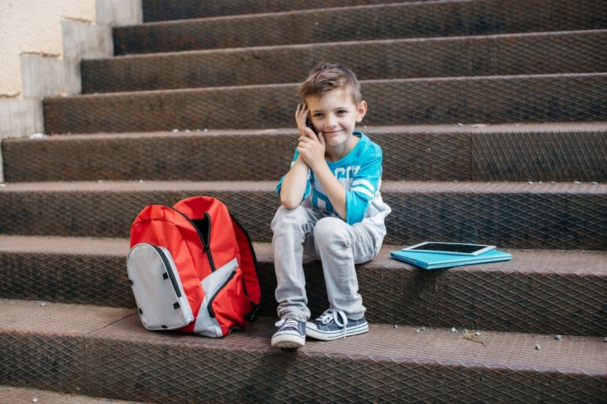 Kā sagatavot bērna pirmo telefonu, lai tas būtu drošs?