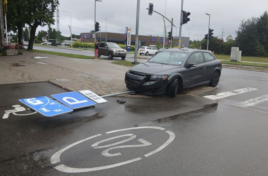 "Kā viņi dabūja auto uz ietves?" Sociālajos tīklos uzvirmo asas diskusijas pēc avārijas Mārupē