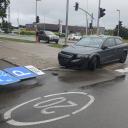 Attēls rakstam: "Kā viņi dabūja auto uz ietves?" Sociālajos tīklos uzvirmo asas diskusijas pēc avārijas Mārupē