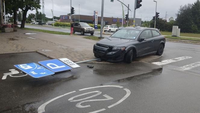 Attēls rakstam: "Kā viņi dabūja auto uz ietves?" Sociālajos tīklos uzvirmo asas diskusijas pēc avārijas Mārupē
