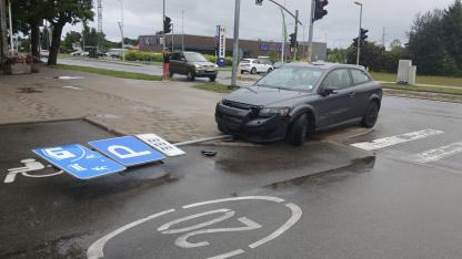 Attēls rakstam: "Kā viņi dabūja auto uz ietves?" Sociālajos tīklos uzvirmo asas diskusijas pēc avārijas Mārupē