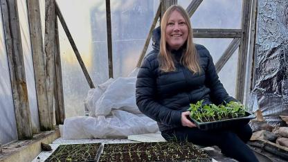 Attēls rakstam: Kad sniegs nokusis, cilvēki meklē sēklas un sarunas