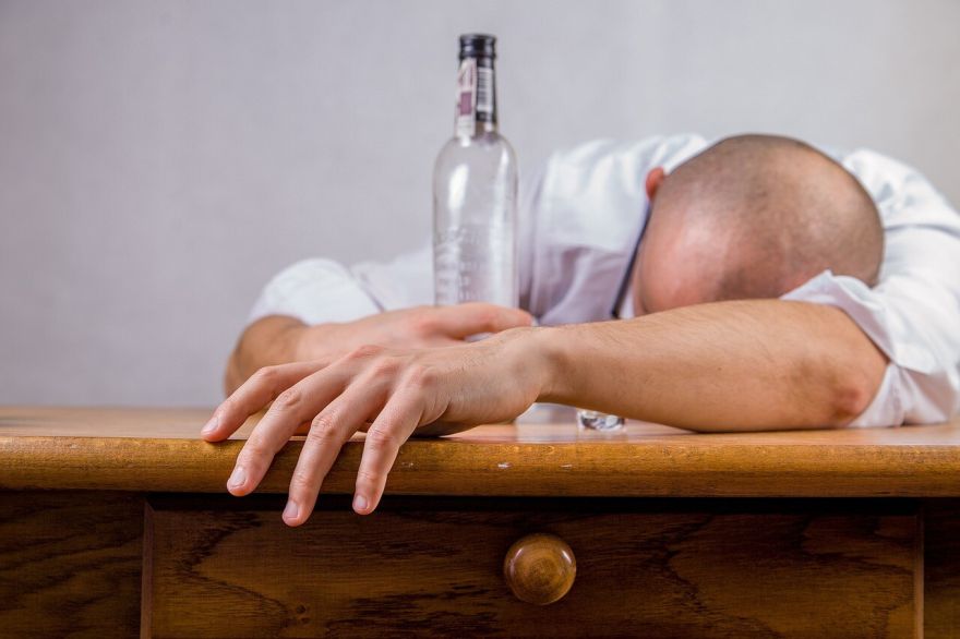 "Kamēr Latvija dzer, politiķi pūderē zilumu” – Apinis skarbi par Latvijas cīņu ar alkoholismu