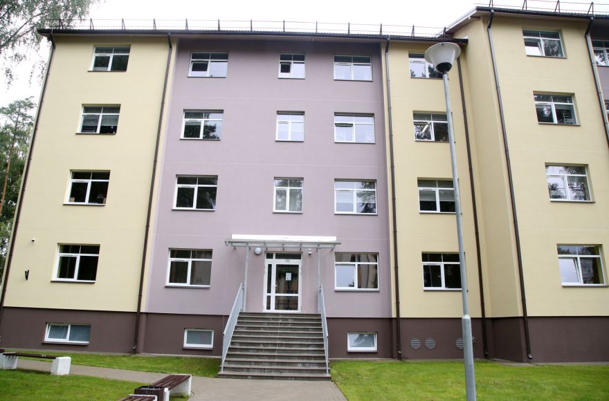 Kāpēc migrantu centram jābūt Pierīgā? Soctīklos uzvirmojusi emocionāla diskusija par Muceniekiem