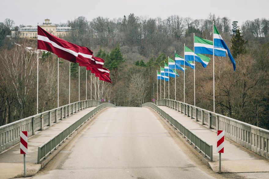 Kāpēc Siguldā plīvos lībiešu karogi un rītausmā modinās putnus?