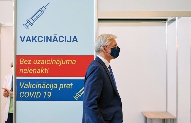 Kariņš vakcinācijas pret Covid-19 zemo aptveri Latvijā skaidro ar plašo dezinformāciju
