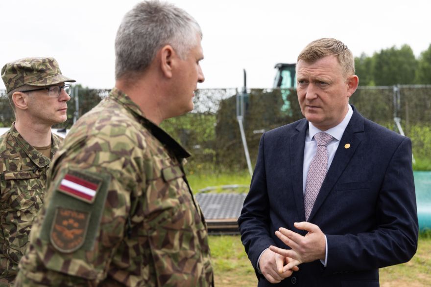 Kas īsti notiek uz Latvijas robežas? Ministrija sola efektīvāko aizsardzību, taču svarīgākās detaļas noklusē