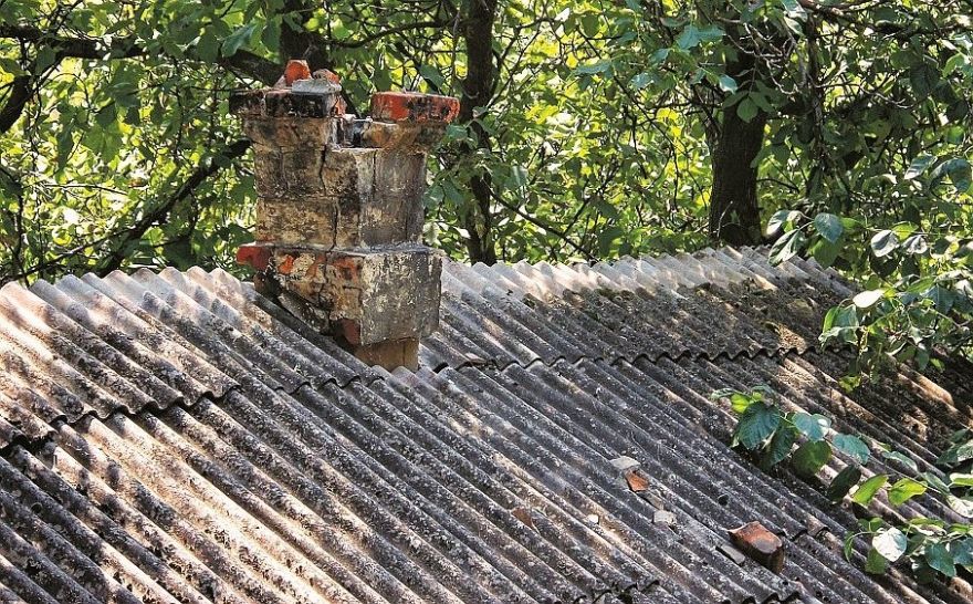 Kas jāzina par bīstamā azbesta šīfera jumta utilizāciju? Skaidro eksperts