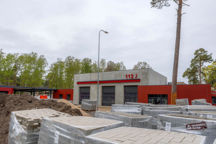 FOTO: Atbalsts operatīvajiem dienestiem: Jūrmalā būvē katastrofu pārvaldības centrus
