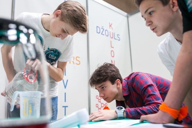 Katra ceturtā skola pieteikusies konkursam "FIZMIX Eksperiments"