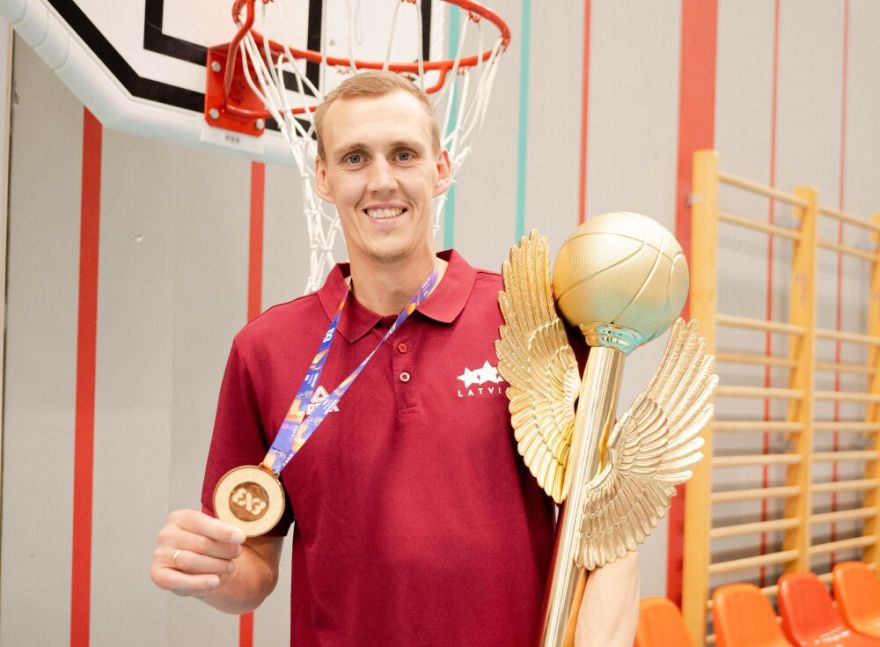 Ķekava atalgo savu čempionu: basketbolistam Naurim Miezim piešķir 5000 eiro