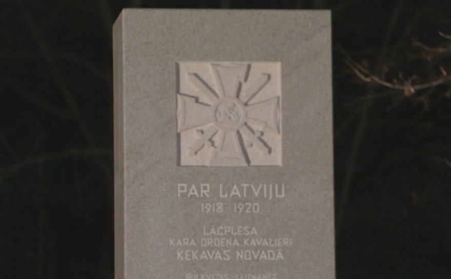 Ķekavā atklāj piemiņas zīmi Lāčplēša Kara ordeņa kavalieriem