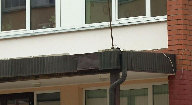 Ķekavā nenoskaidrotos apstākļos pa logu izkrīt vīrietis