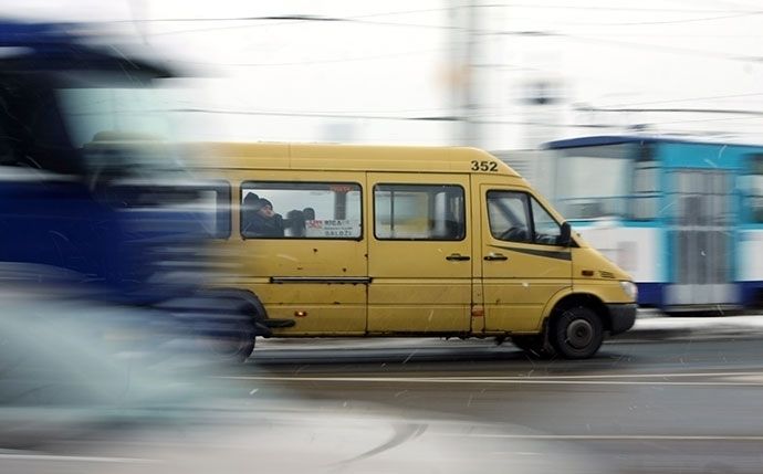 Ķekavas pusē mikriņos uzdarbojas divas sievietes, kuras kliedz uz pasažieriem un apzog tos