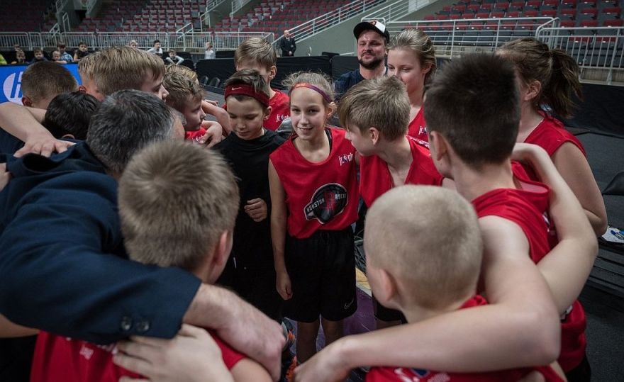 Ķekavas vidusskolas basketbolisti "Arēnā Rīga" triumfē NBA Junioru līgā