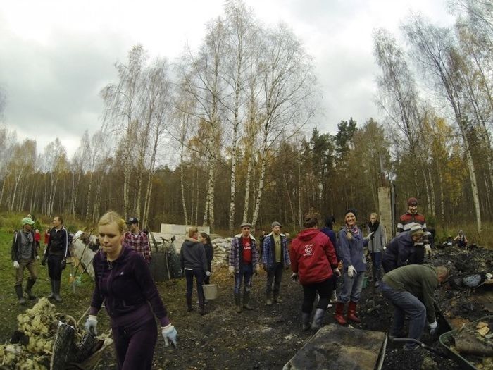 Ķekavieši apvienojas labam darbam – nokopj ugunsgrēka sekas "Doliņos"