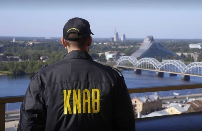 KNAB: Arī šogad visaugstākajam korupcijas riskam pakļauti publiskie iepirkumi būvniecības un aizsardzības nozarēs
