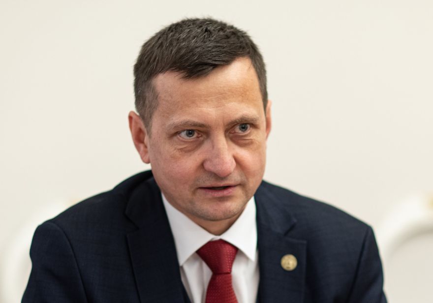 KNAB prokuratūras uzdevumā aizturējis zemkopības ministru un Valsts kancelejas direktoru (papildināta)