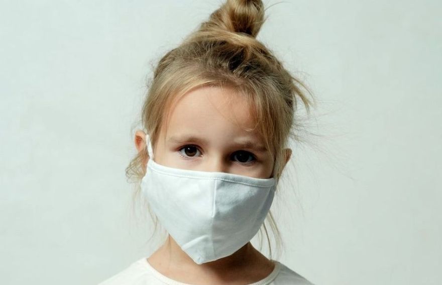 Komisija atbalsta ieceri aicināt valdību atkārtoti vērtēt sejas masku ieviešanu sākumskolās