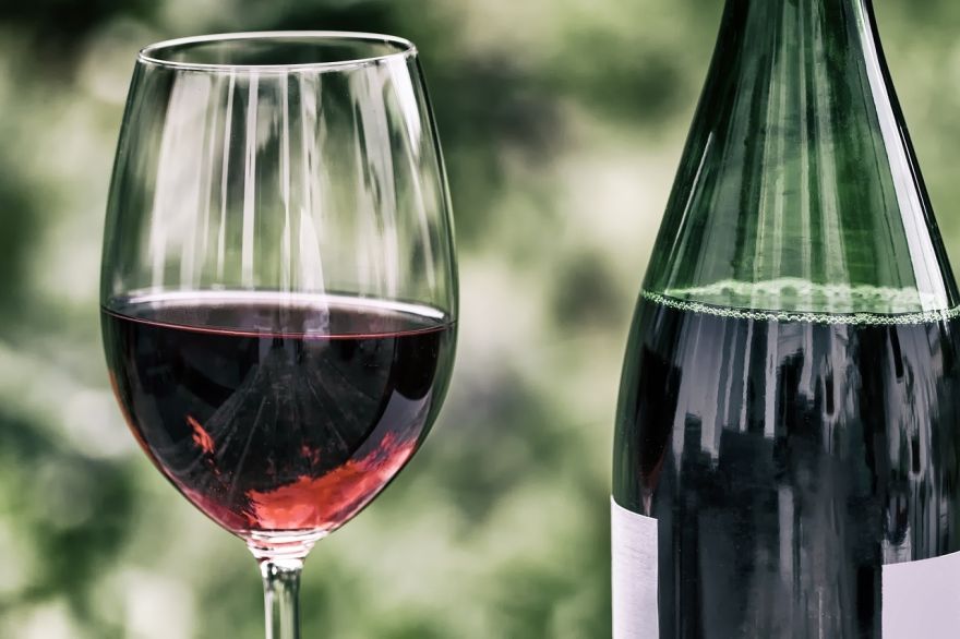 Komisijā atbalsta ieceri alkoholu ļaut iegādāties no 20 gadu vecuma