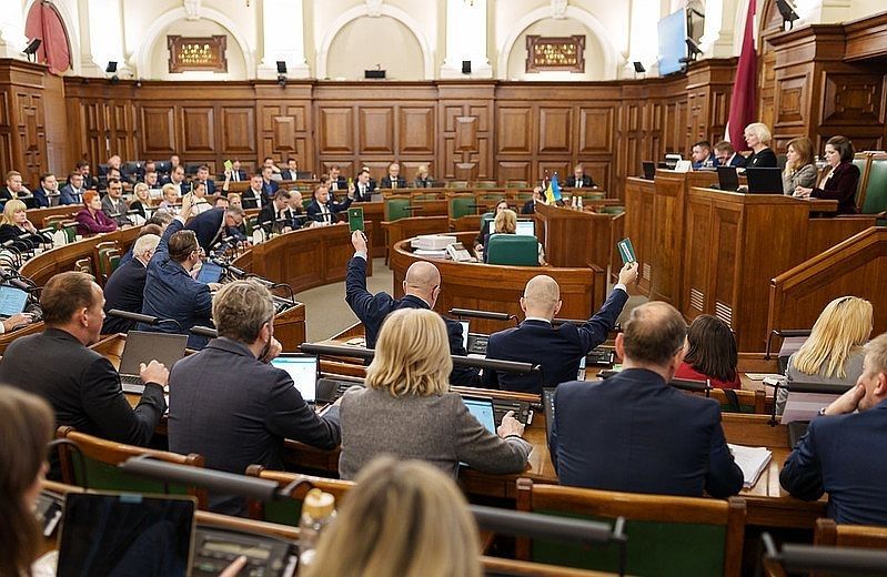 Kredītsaistības varēs dzēst plašāks personu loks, lemj Saeima