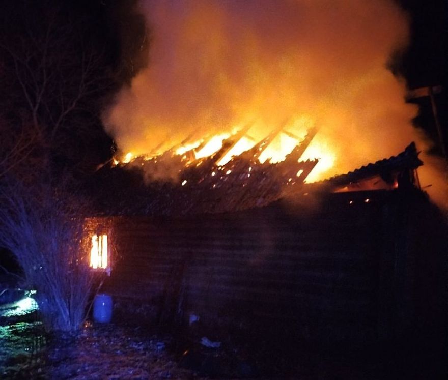 Krimuldas pagastā ugunsdzēsēji četras stundas dzēš ugunsgrēku dzīvojamā mājā