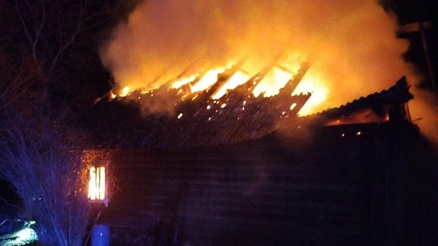 Attēls rakstam: Krimuldas pagastā ugunsdzēsēji četras stundas dzēš ugunsgrēku dzīvojamā mājā