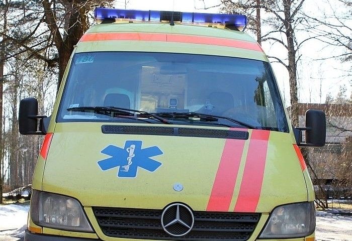 Krītot no medību torņa, Carnikavas novadā smagas traumas gūst vīrietis 