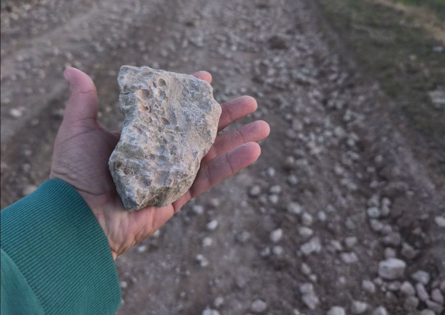 Kurš Iecavā ir tik attapīgs? Vietējie neapmierināti ar atradumu uz ceļa