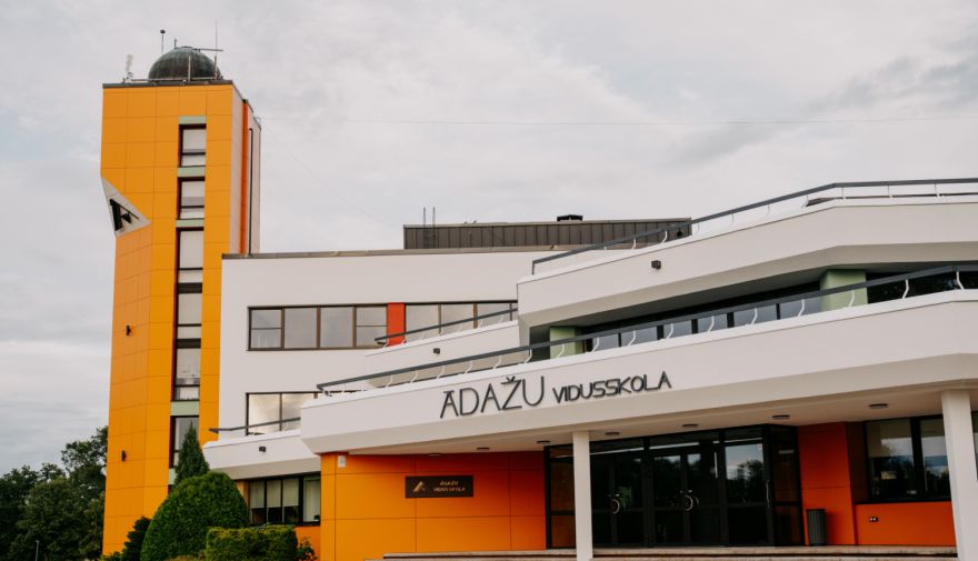 Labi jaunumi ādažniekiem! Vidusskolas teritorijā tiks pārbūvētas gājēju ietves