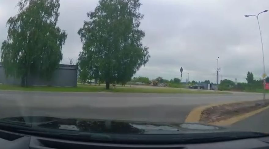 “Laika jautājums līdz kādam negadījumam!” Carnikavā iedzīvotāji satraucas par nepārredzamu krustojumu