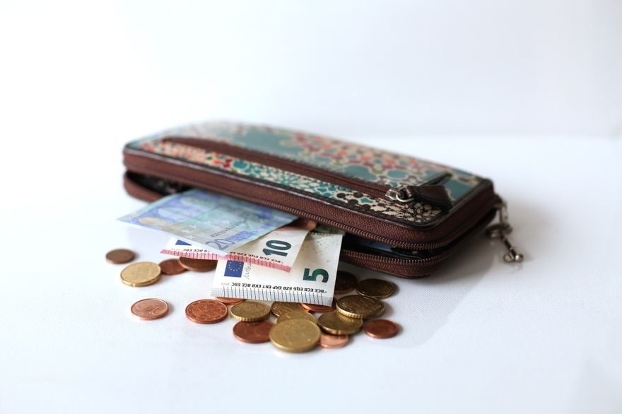 Laikraksts: Nodokļu parāds daļai pensionāru izveidojies kļūdas dēļ