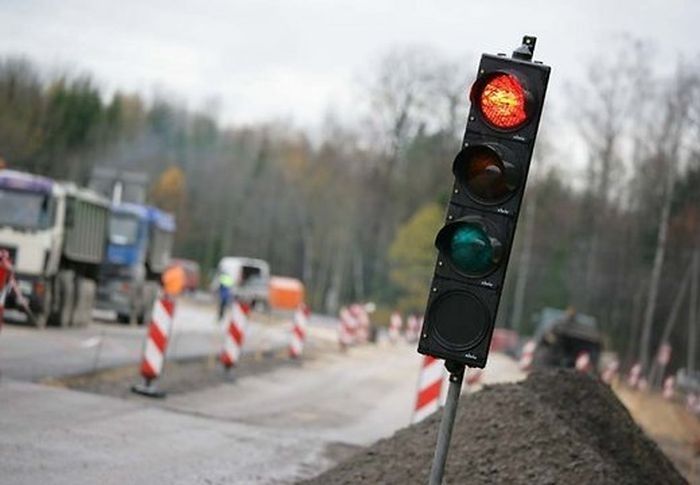 Lasītājs: Kurš atbildīgs par (ne)notiekošo ceļa remontu pie Ķekavas apļa?