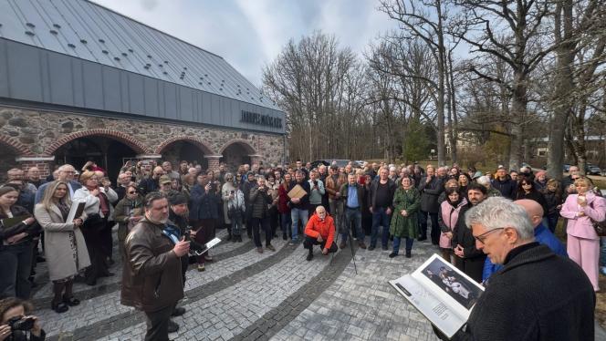 Attēls rakstam: Lato Lapsa ar savu grāmatu Taurupē, pret likteni stāvēdams