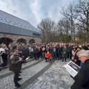 Attēls rakstam: Lato Lapsa ar savu grāmatu Taurupē, pret likteni stāvēdams