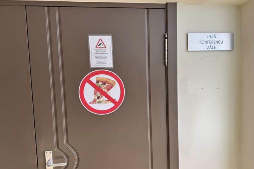 "Latviešu kultūrā neēd, kas dziesmu dzied" – Ogres domes sēžu zālē vairs nedrīkstēs ēst picu