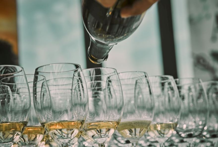 Latvijā astoņos mēnešos saražots par 12,2% mazāk alkoholisko dzērienu
