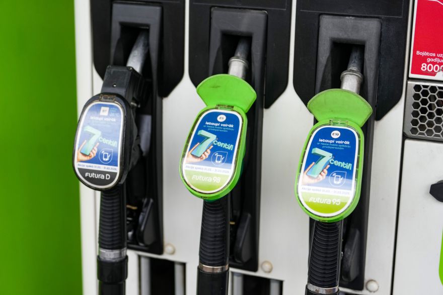 Latvijā degvielas vidējā cena martā būtiski pieaugusi