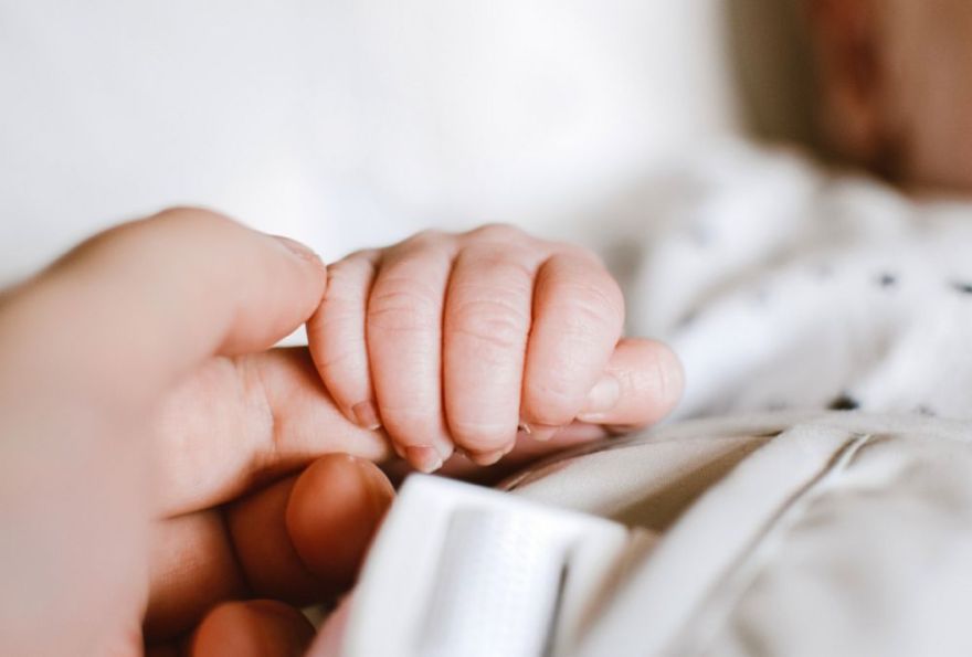 Latvijā turpina pieaugt mātes vidējais vecums bērna piedzimšanas brīdī