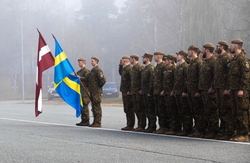 Latvija un Zviedrija pārrunā plašākas militārās sadarbības iespējas