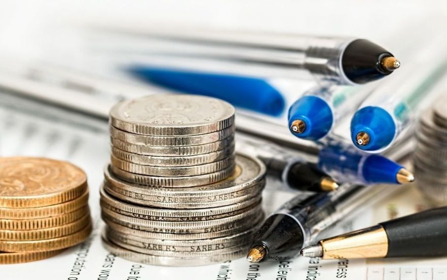Latvijas iedzīvotāji naudu krāj 10 reizes biežāk nekā investē