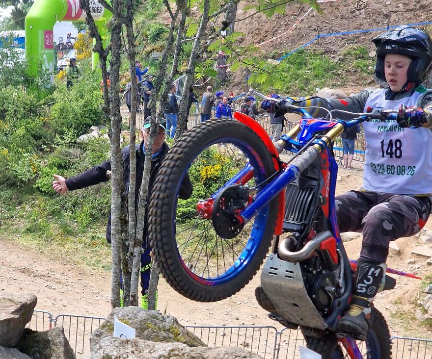 Latvijas labākie braucēji un pārsteigumi skatītājiem: Sauriešos startē jaunā triāla motosezona