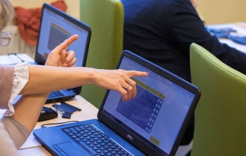 Latvijas sabiedrības medijpratības līmeni vērtē kā viduvēju