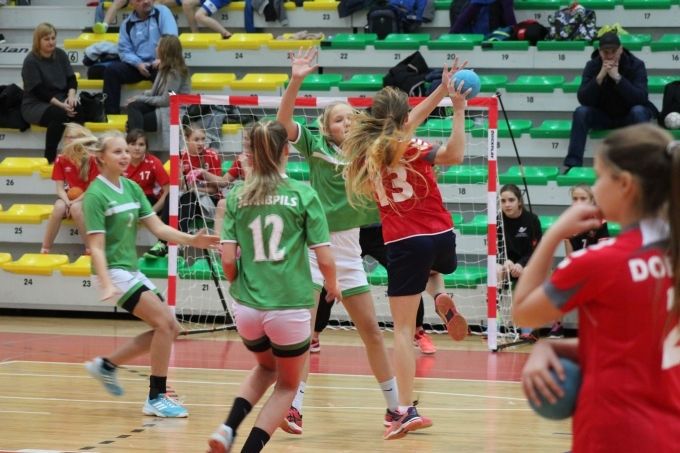 Latvijas skolēnu 71. spartakiādē triumfē Salaspils un Olaines jaunās handbolistes