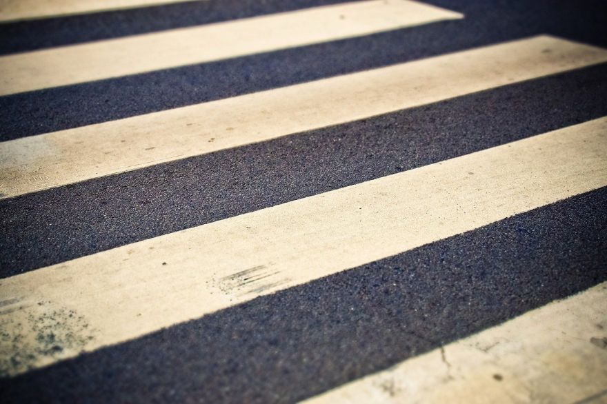 "Latvijas valsts ceļi" satiksmes drošības sekmēšanai šogad sāks 10 gājēju pāreju uzlabošanu