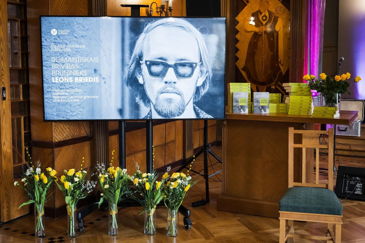 Foto: Romantiskais brīvības bruņinieks. Leonam Briedim veltītā piemiņas grāmatā apkopotas dzejniekam tuvu cilvēku atmiņas