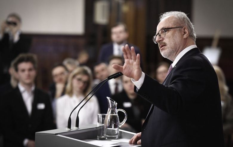 Levits rosina pārtraukt valsts finansējuma izmaksas partijām, ja izjukušas to Saeimas frakcijas