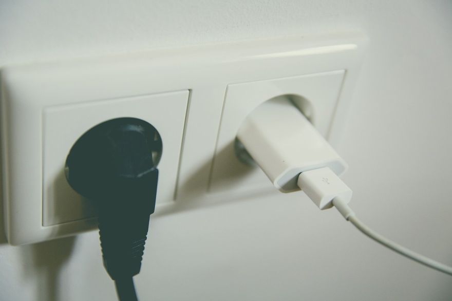 Līdz aprīļa beigām elektroenerģijas lietotājiem par 50% samazina maksu par sistēmas pakalpojumiem
